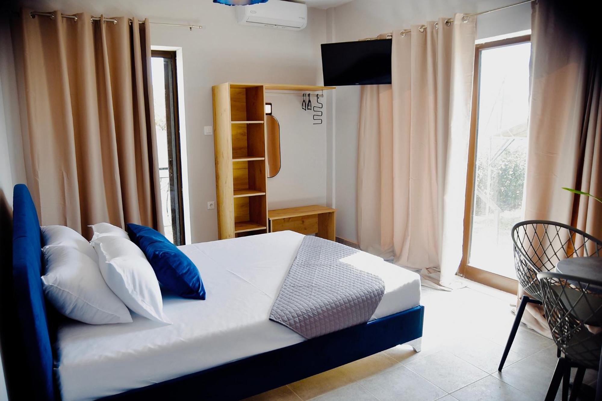 Room Nine 9 Beachfront Apartments Nea Kallikrateia Экстерьер фото