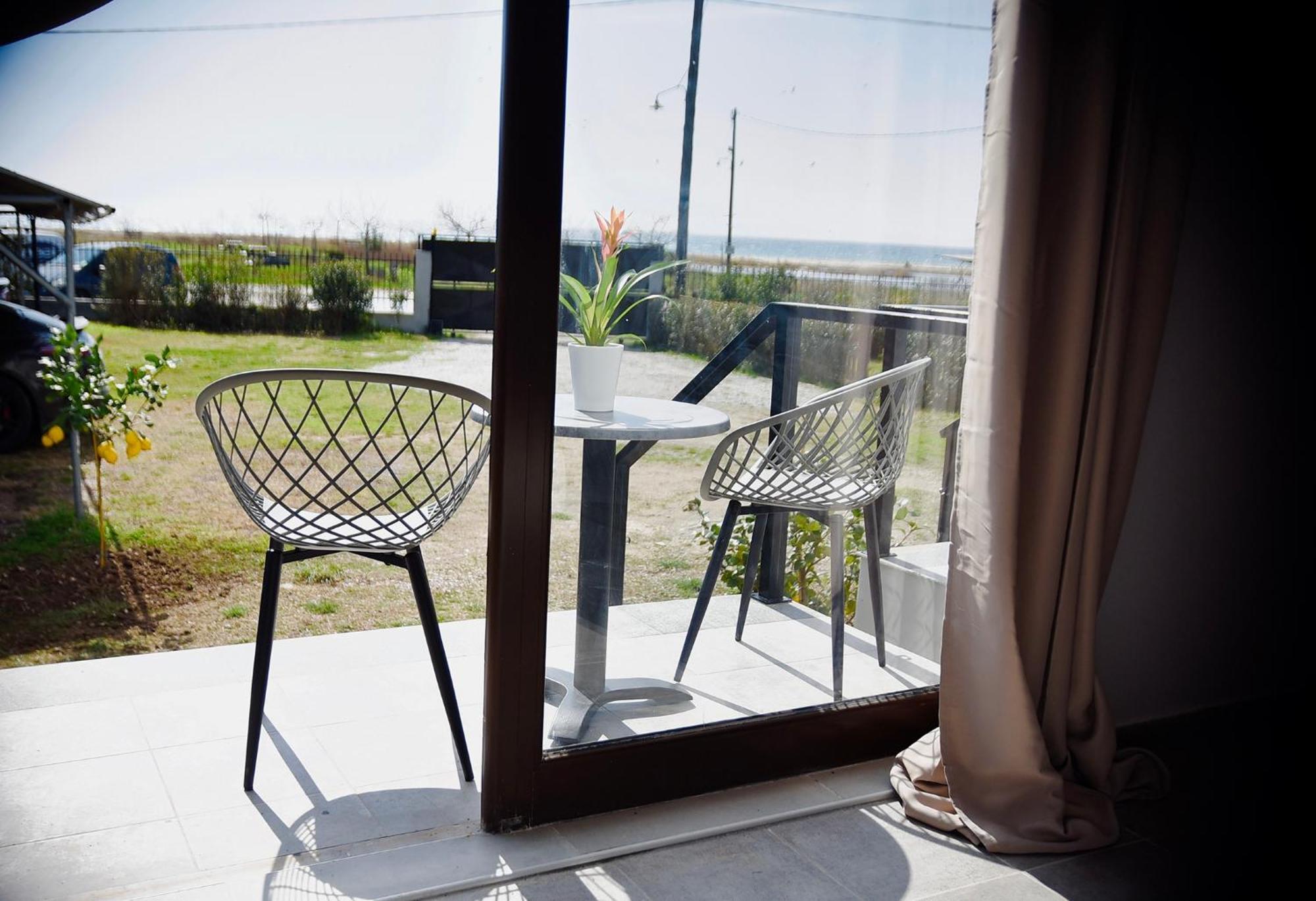 Room Nine 9 Beachfront Apartments Nea Kallikrateia Экстерьер фото