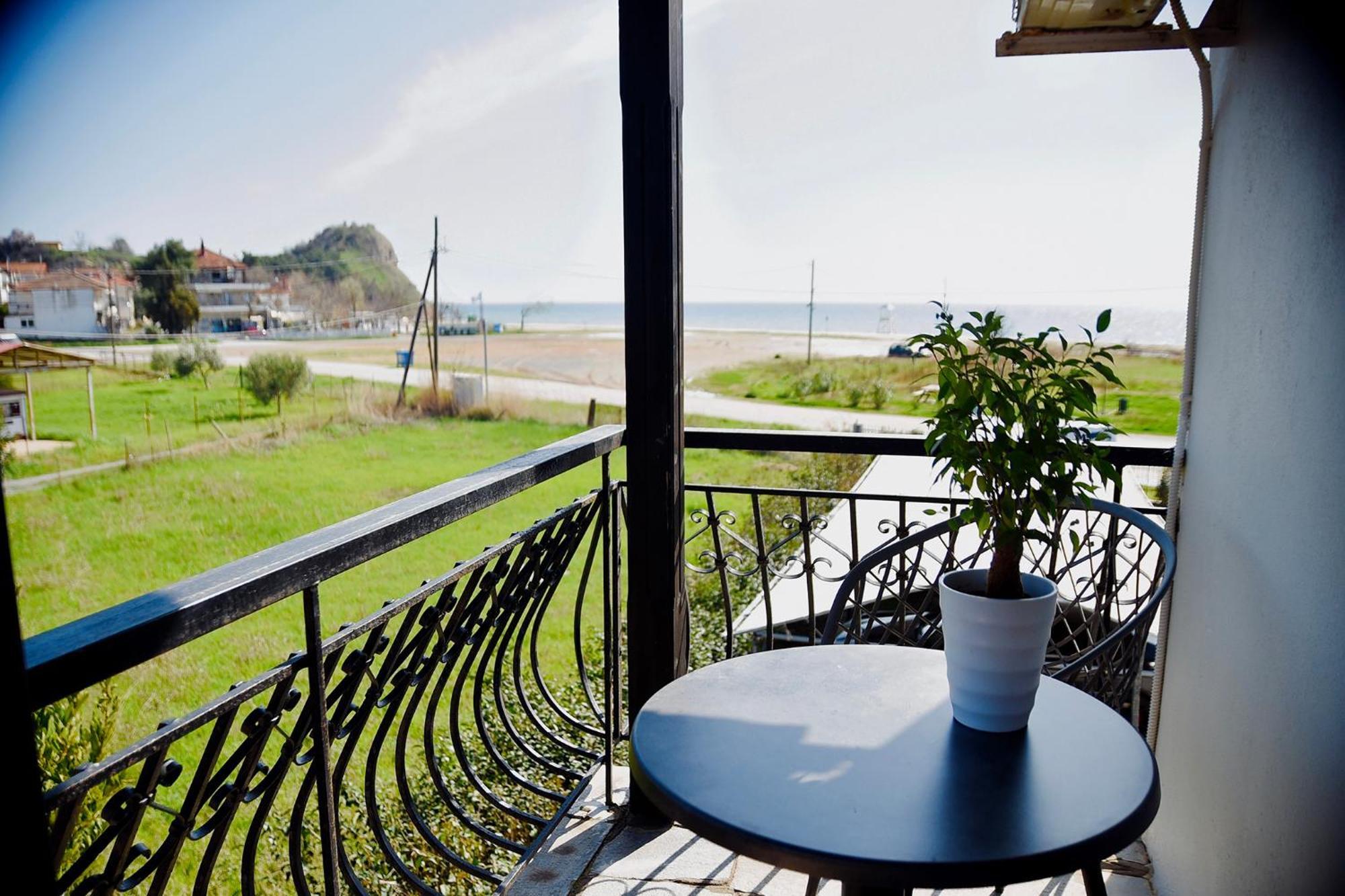 Room Nine 9 Beachfront Apartments Nea Kallikrateia Экстерьер фото