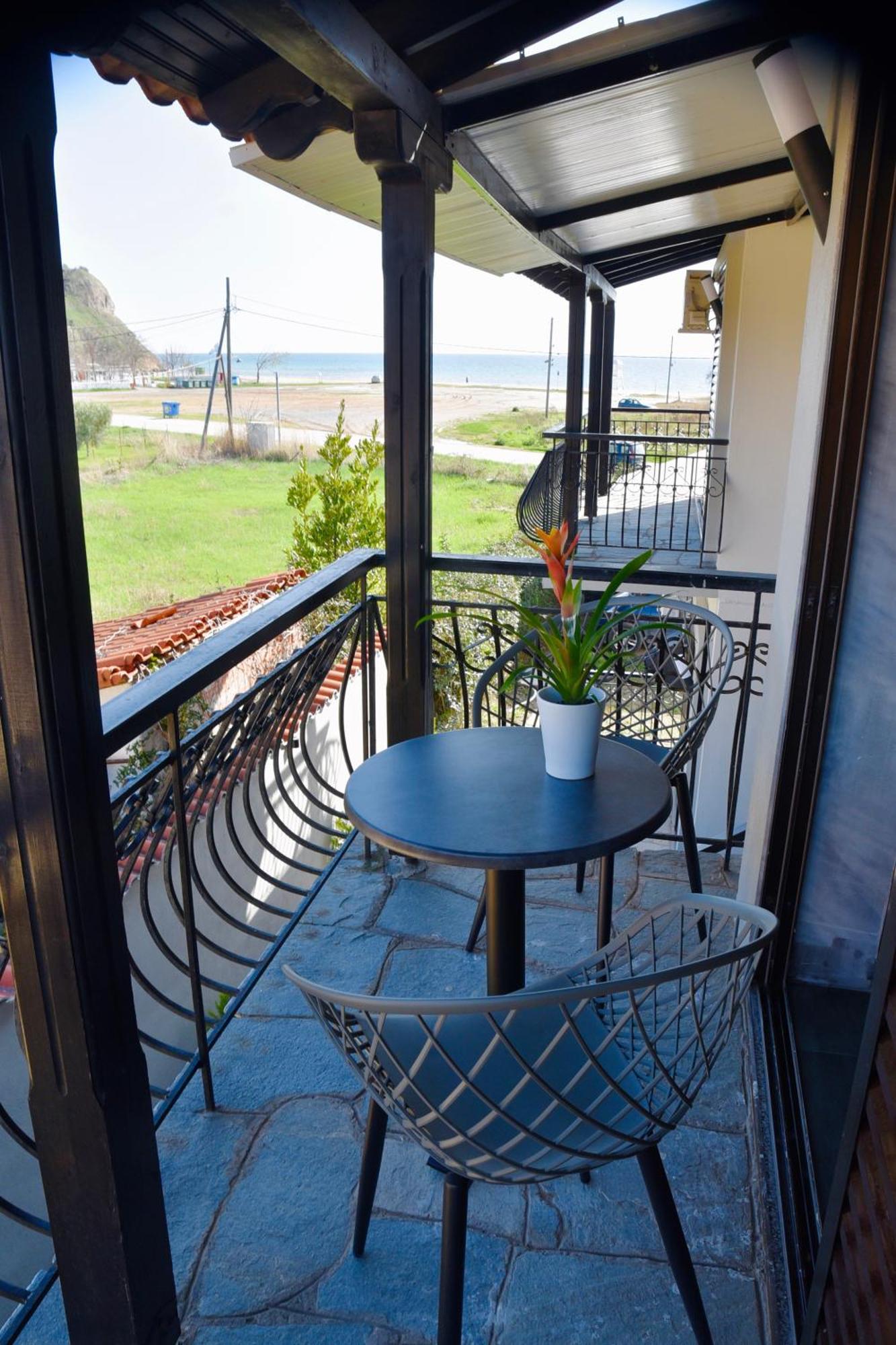 Room Nine 9 Beachfront Apartments Nea Kallikrateia Экстерьер фото