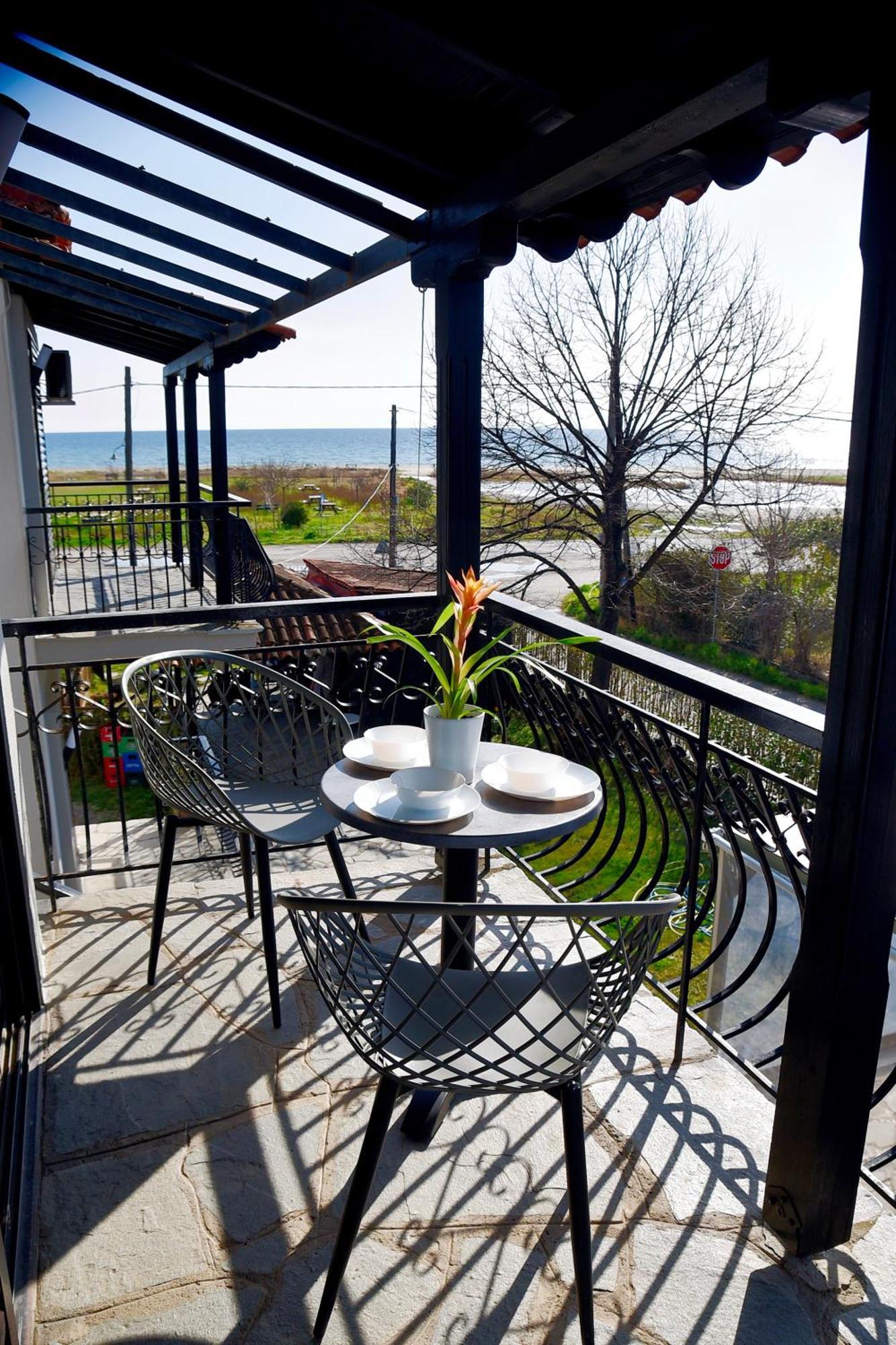 Room Nine 9 Beachfront Apartments Nea Kallikrateia Экстерьер фото