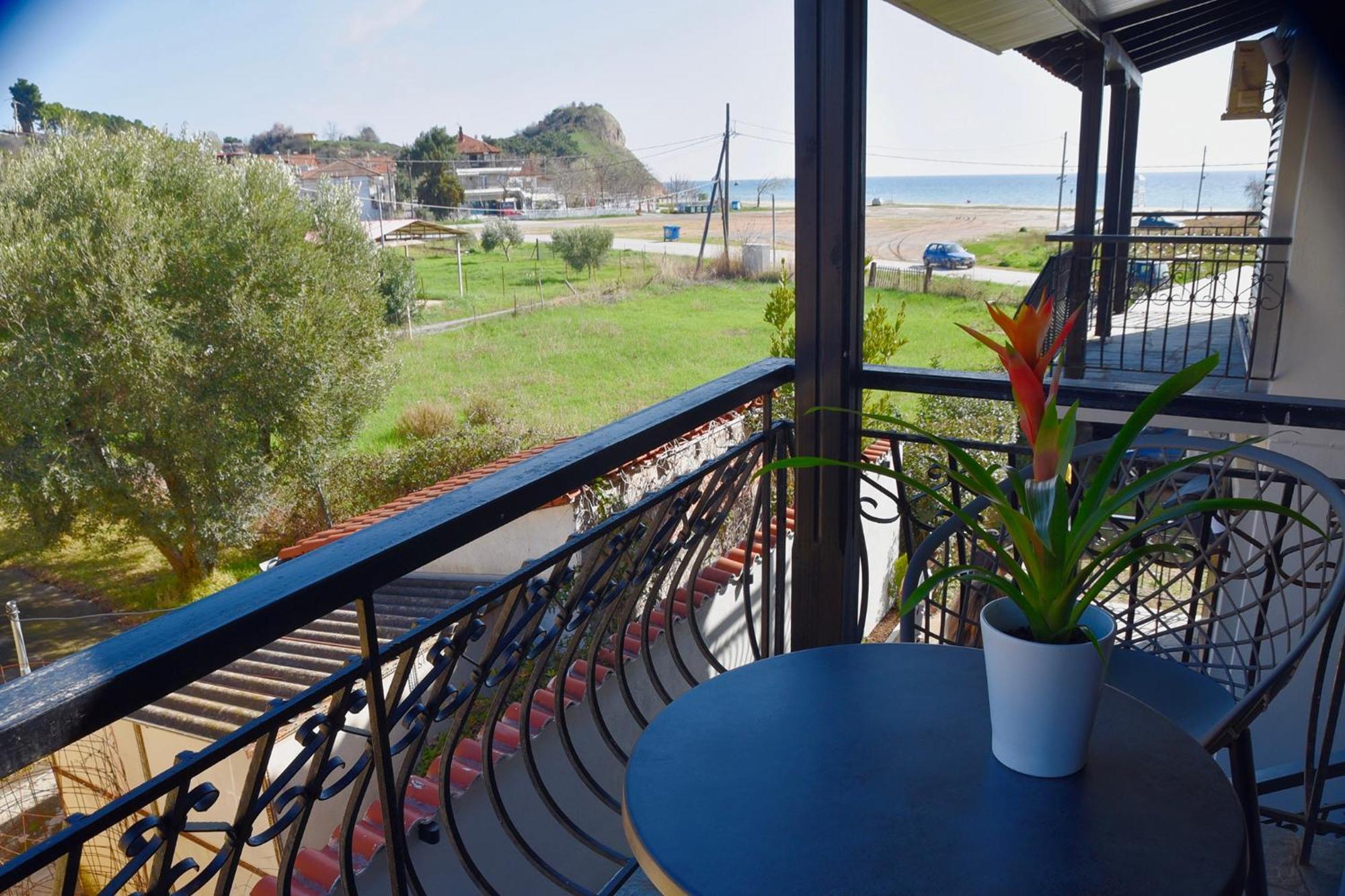 Room Nine 9 Beachfront Apartments Nea Kallikrateia Экстерьер фото