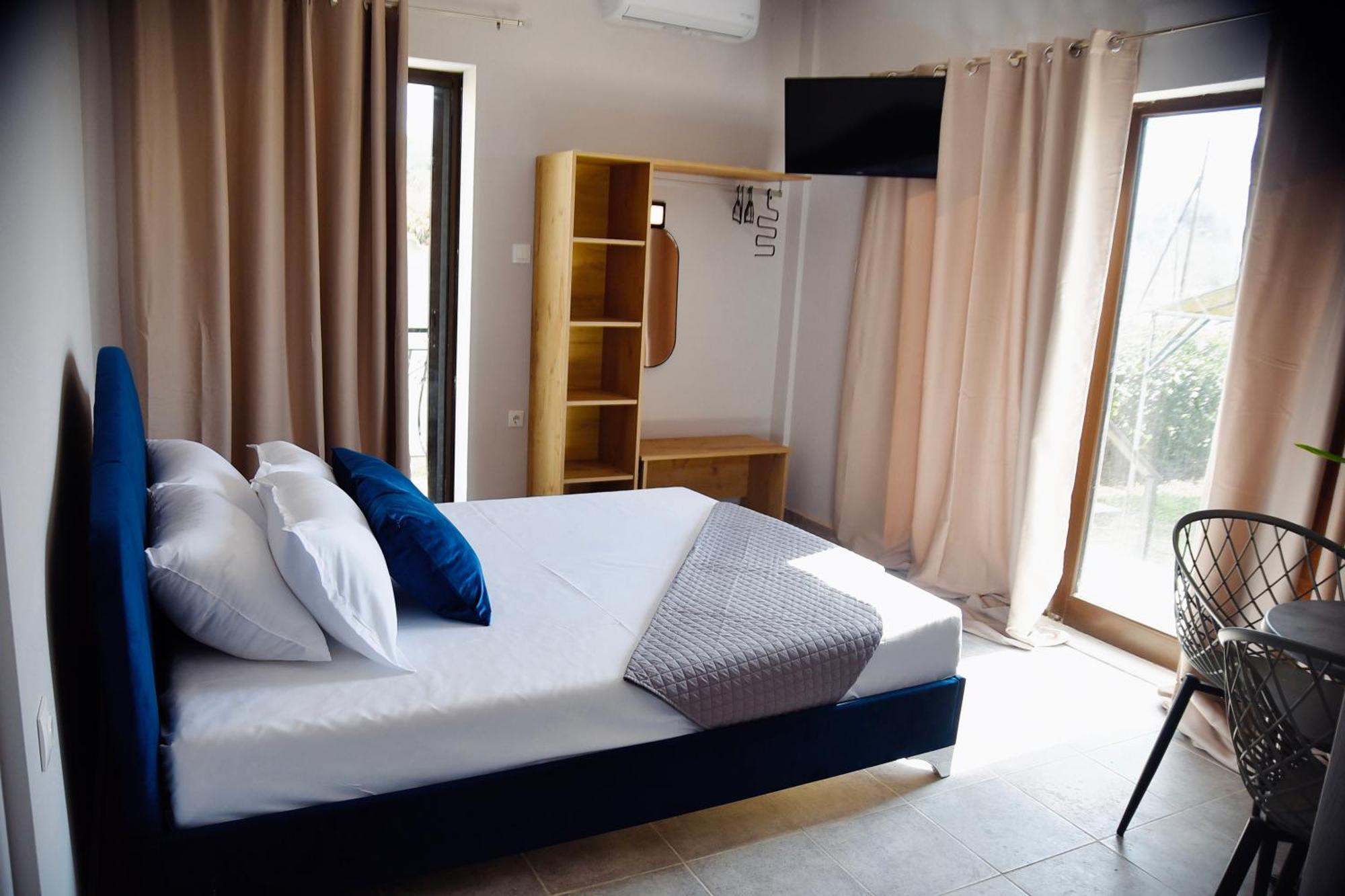 Room Nine 9 Beachfront Apartments Nea Kallikrateia Экстерьер фото