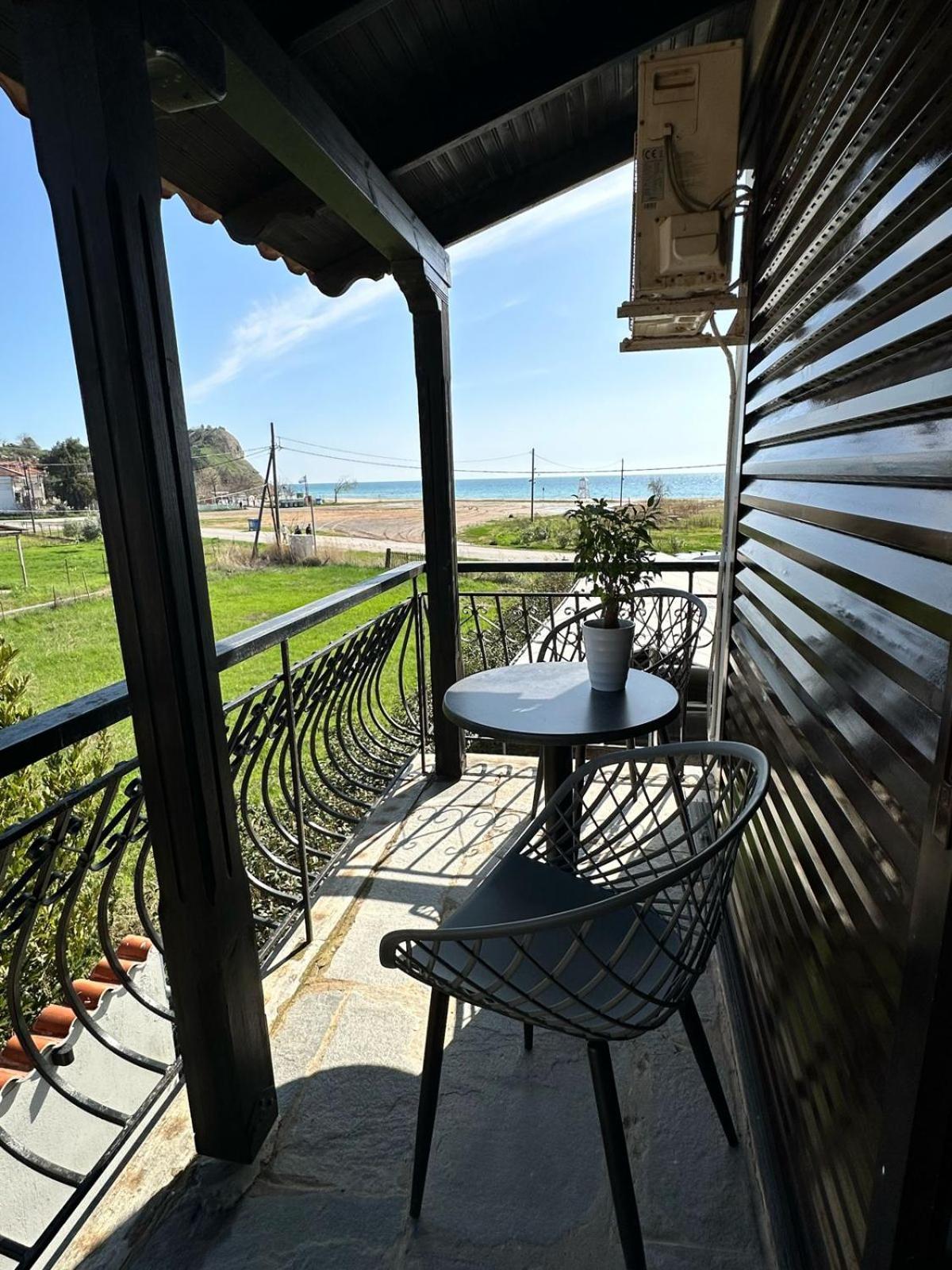 Room Nine 9 Beachfront Apartments Nea Kallikrateia Экстерьер фото