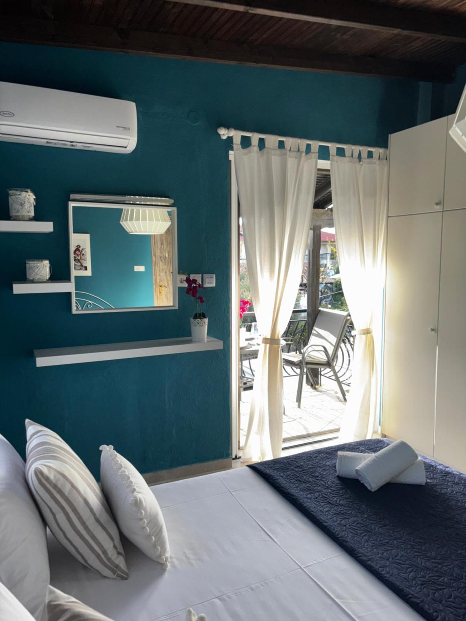Room Nine 9 Beachfront Apartments Nea Kallikrateia Экстерьер фото